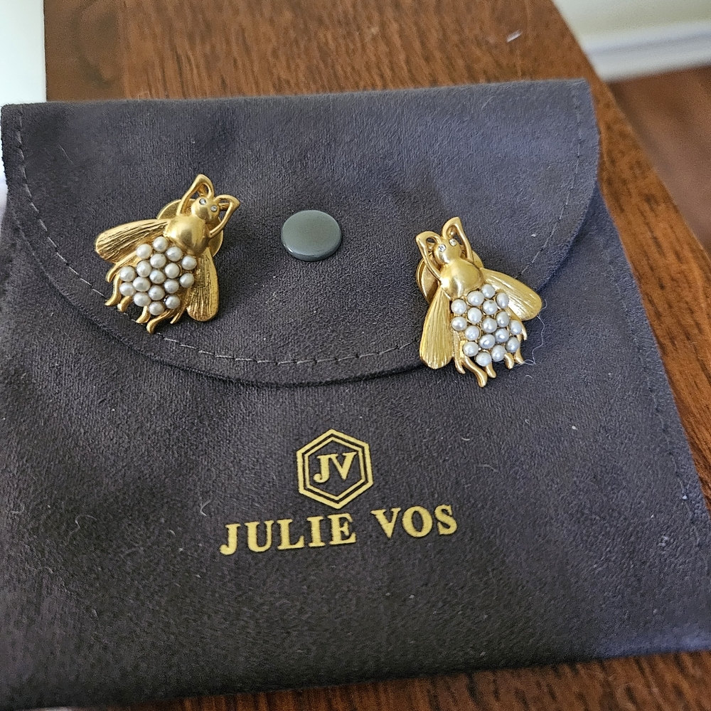 Julie Vos Bee with pearls stud earrings